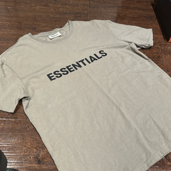 ESSENTIALS TEE - Picture 1 of 3